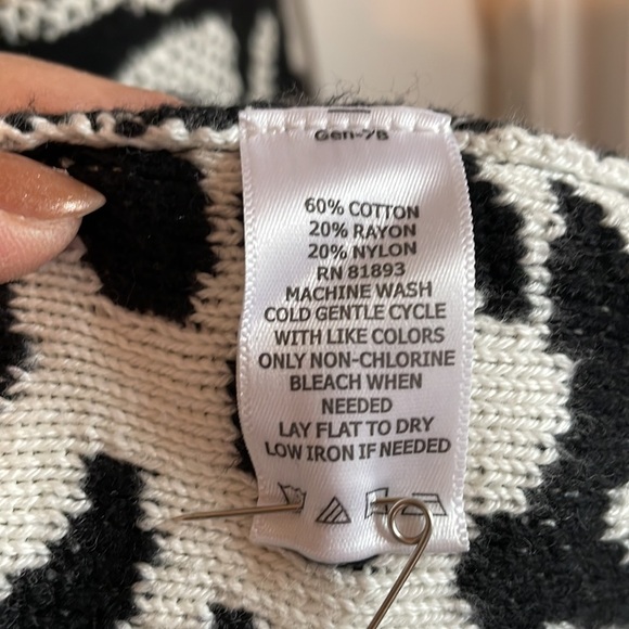 🤩🤩 Beautiful Black and White Sweater/Coat 😍😍 - Picture 4 of 9